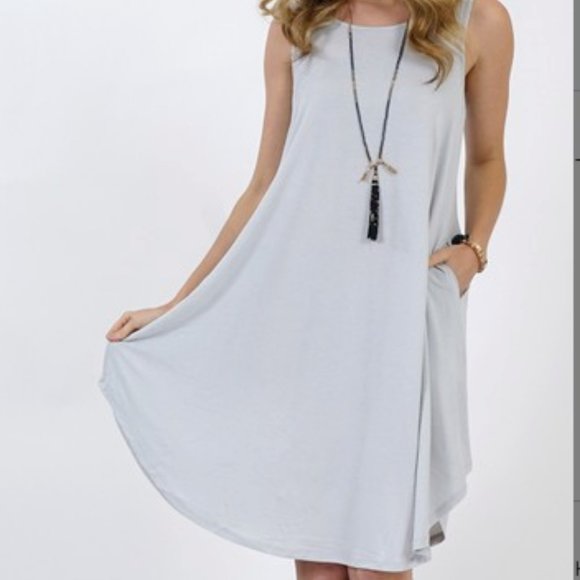 EUC Crewneck Sleeveless Curved-Hem Pocket Dress - Picture 2 of 3